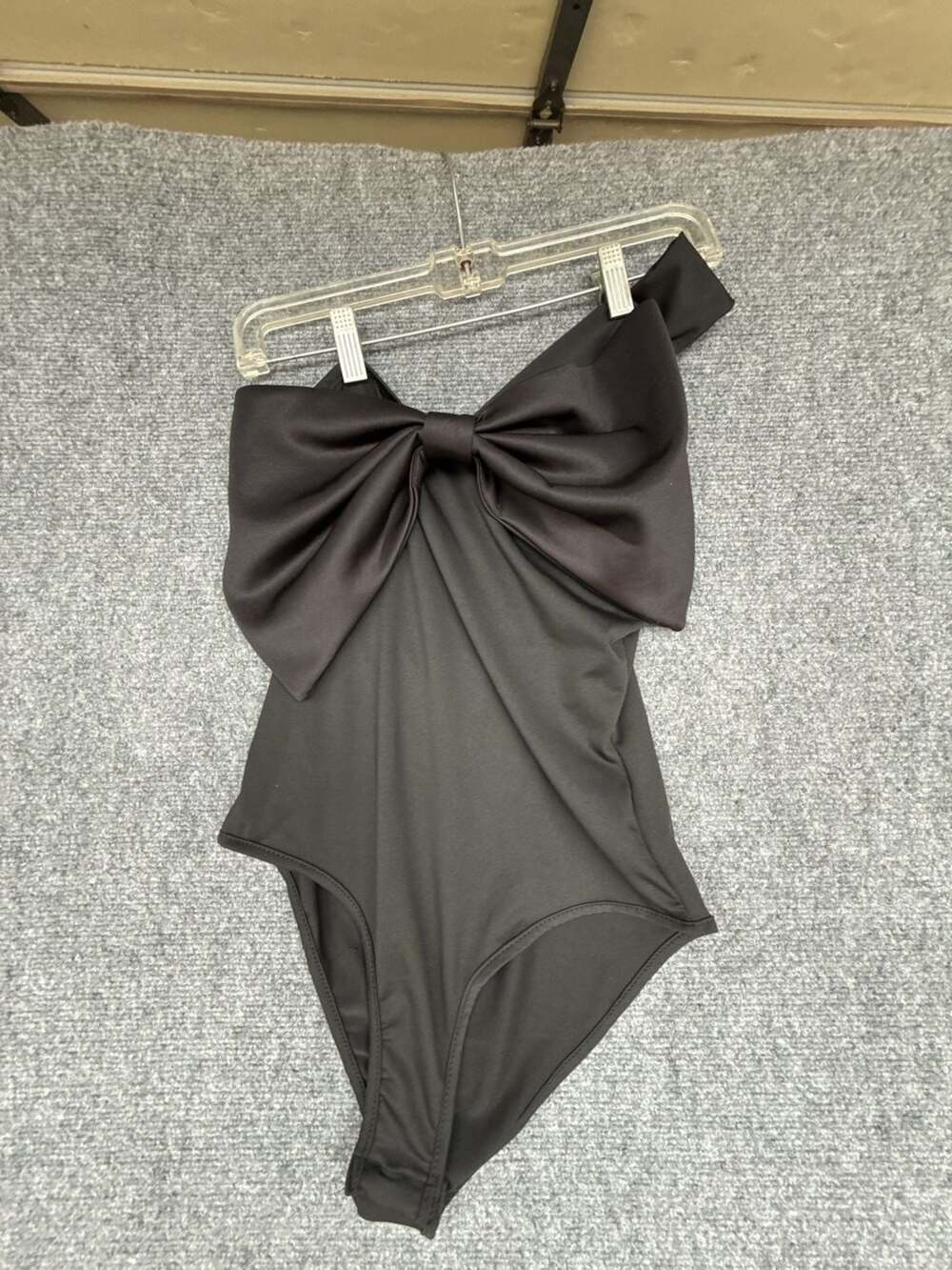 single shoulder chest large bow decor bodysuit